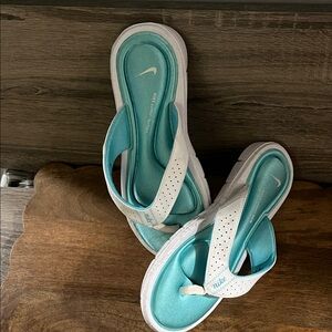 Nike Women's Sandals in White and Teal size 7